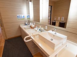 清潔な洗面台の並ぶ空間