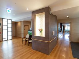 明るいロビーエリア