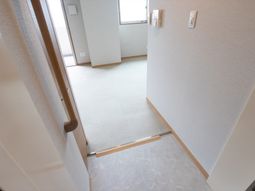 明るく広い居室の入口