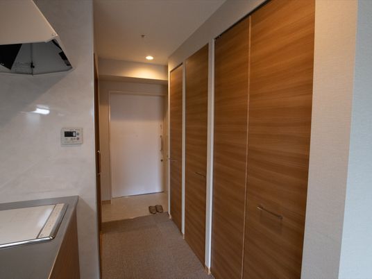 居室の扉と廊下
