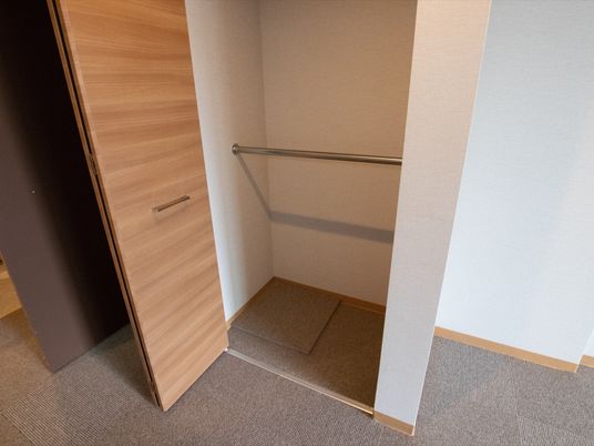 シンプルな洋室のクローゼット