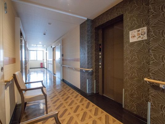 廊下とエレベーターの風景