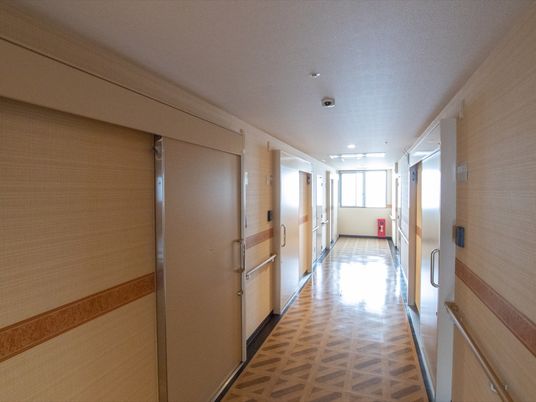 廊下の明るいイメージ