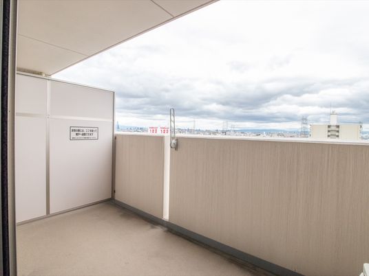 広々としたバルコニー風景