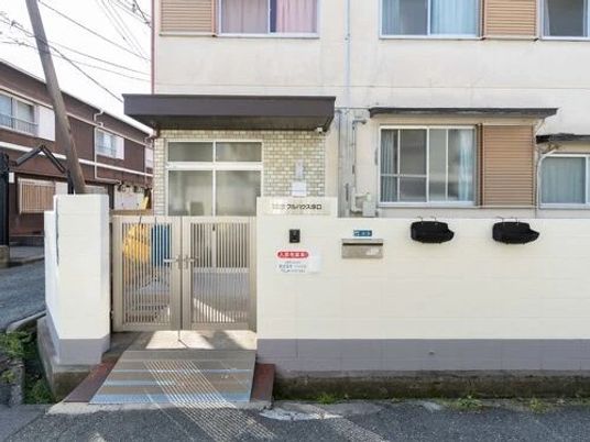 建物正面の外観  