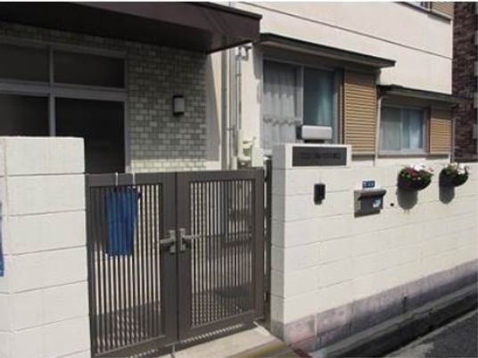 施設の落ち着いた外観