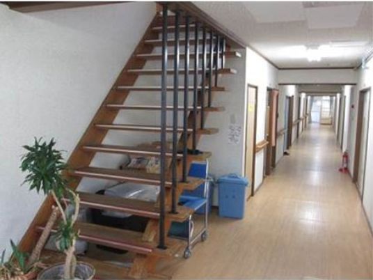 清潔な廊下と階段