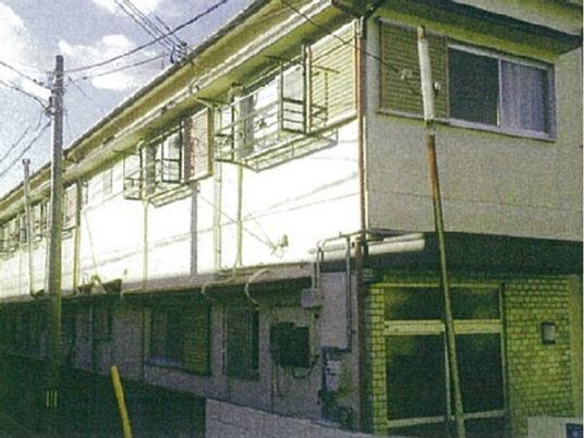 外壁の古い建物正面
