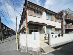 明るい日差しの建物外観