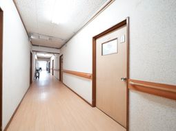 明るく広い廊下