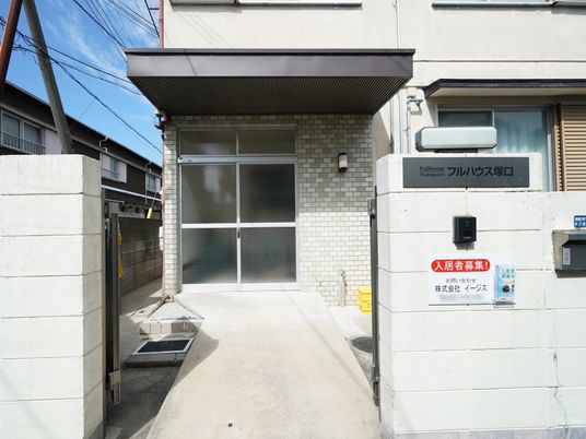 白い壁の建物エントランス