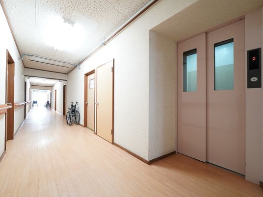 明るい廊下の一角