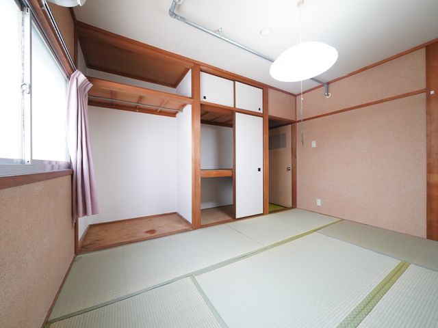和室のシンプルな居室 収納 ゆとりある和室の居室で、日々の安らぎを感じていただけます。収納も充実しており、快適な生活空間を提供しています。