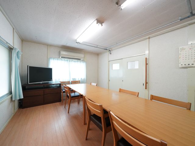 ダイニングテーブルとテレビ 食堂 ゆとりあるダイニングスペースです。職員と共に食事の時間を楽しむ場所としても適しています。