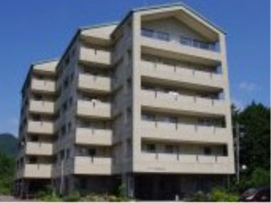 明るい外観の建物