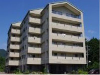 明るい外観の建物