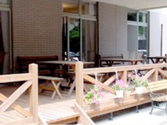 木製のベンチとテーブル中庭