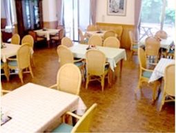 明るい食堂の様子