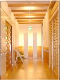 明るい木目調の廊下