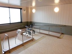 広々した浴室と車椅子