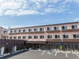 明るい日差しの外観