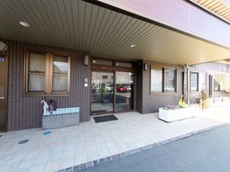 エントランス正面の建物