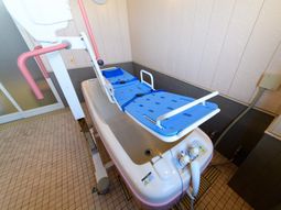 バリアフリー設計の浴室