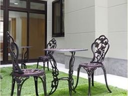 中庭のテーブルセット