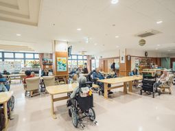 広い食堂の日常風景