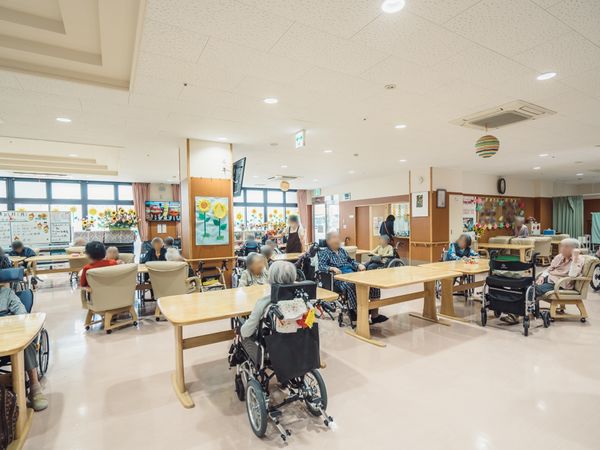 広い食堂の日常風景