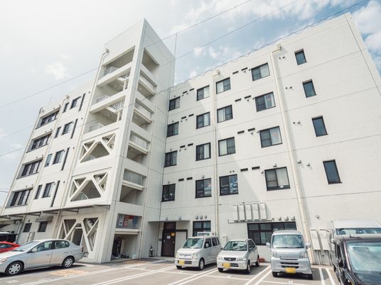白と灰色の外観建物