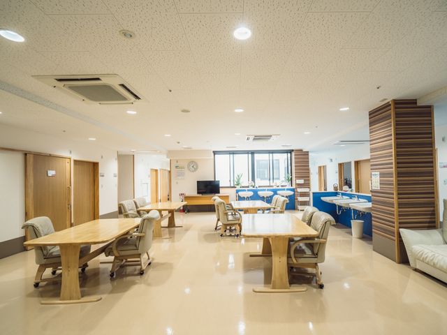 共用ラウンジの様子 共有スペース 開放感のあふれるラウンジです。安楽椅子に座って、テレビを観るなどくつろぎの時を過ごせます。