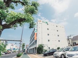 建物と緑の木々