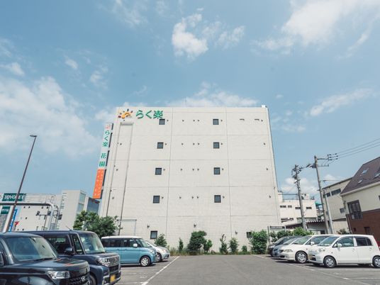多階建てビルの外観
