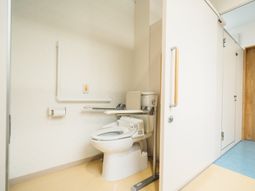 手すり付き清潔なトイレ