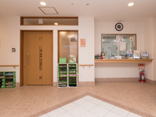 明るいエントランスの風景