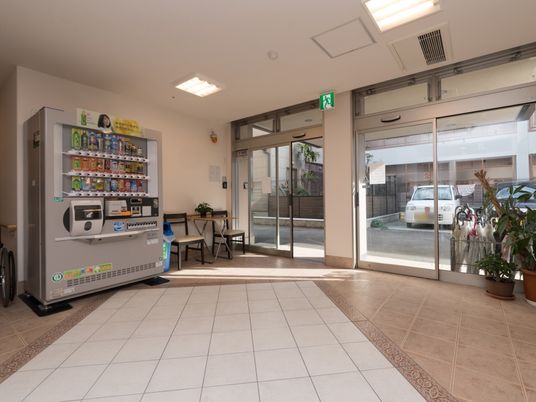 エントランスの明るい空間