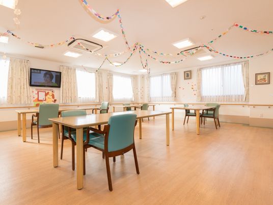 飾り付けられた快適な食堂