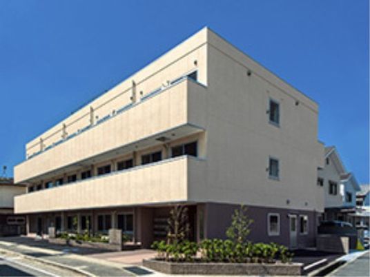 明るい外観の建物
