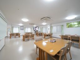 明るい食堂の一角