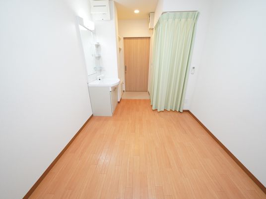 清潔な洗面台付き廊下