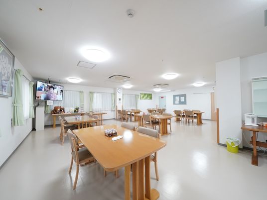 広々とした明るい集会室