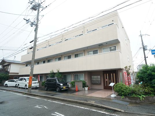 街中の建物外観