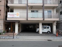 施設外観のエントランス