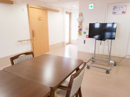 廊下に置かれたテーブルとテレビ