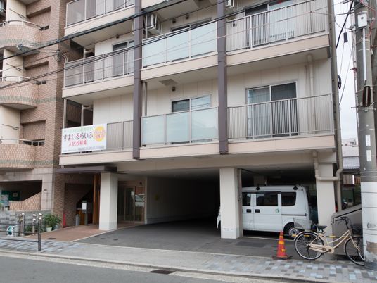 建物の外観とエントランス