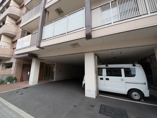 施設外観と駐車中の車