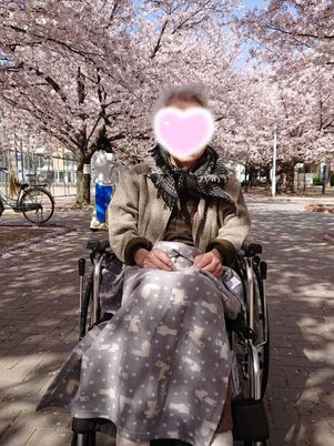 車椅子の利用者と外出中