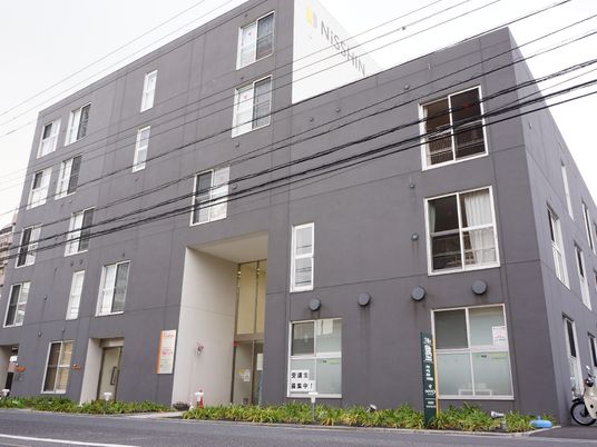 灰色の建物外観