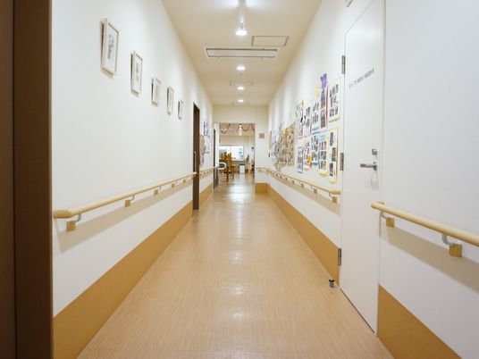 手すり付きの明るい廊下